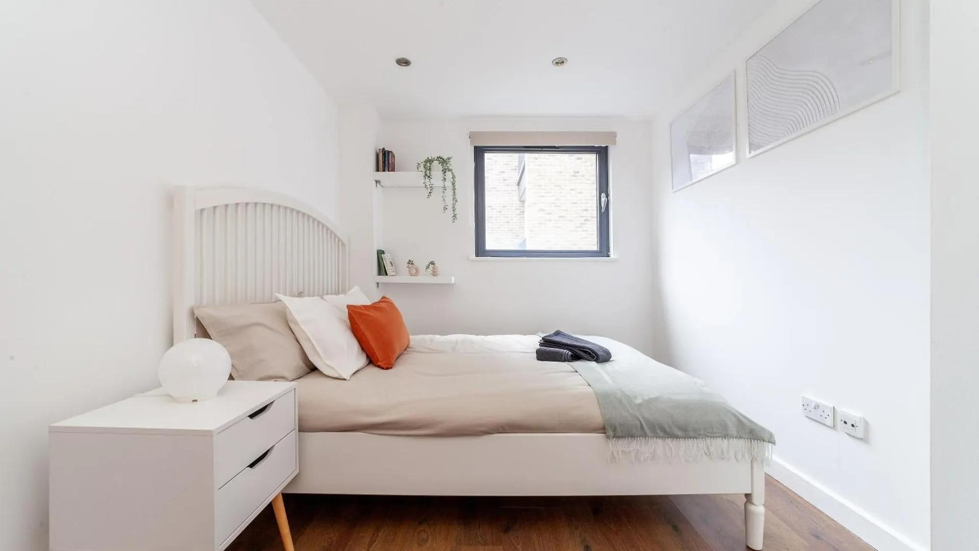 Modern 3 Bed & 3 Bathrooms Flat, Hackney Downs London Apartment