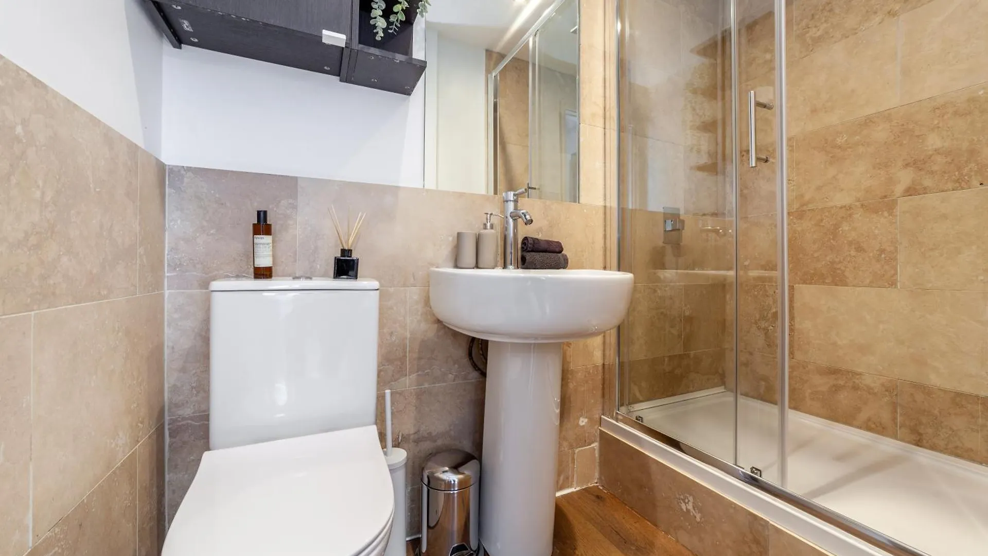 Modern 3 Bed & 3 Bathrooms Flat, Hackney Downs London 0*,  United Kingdom