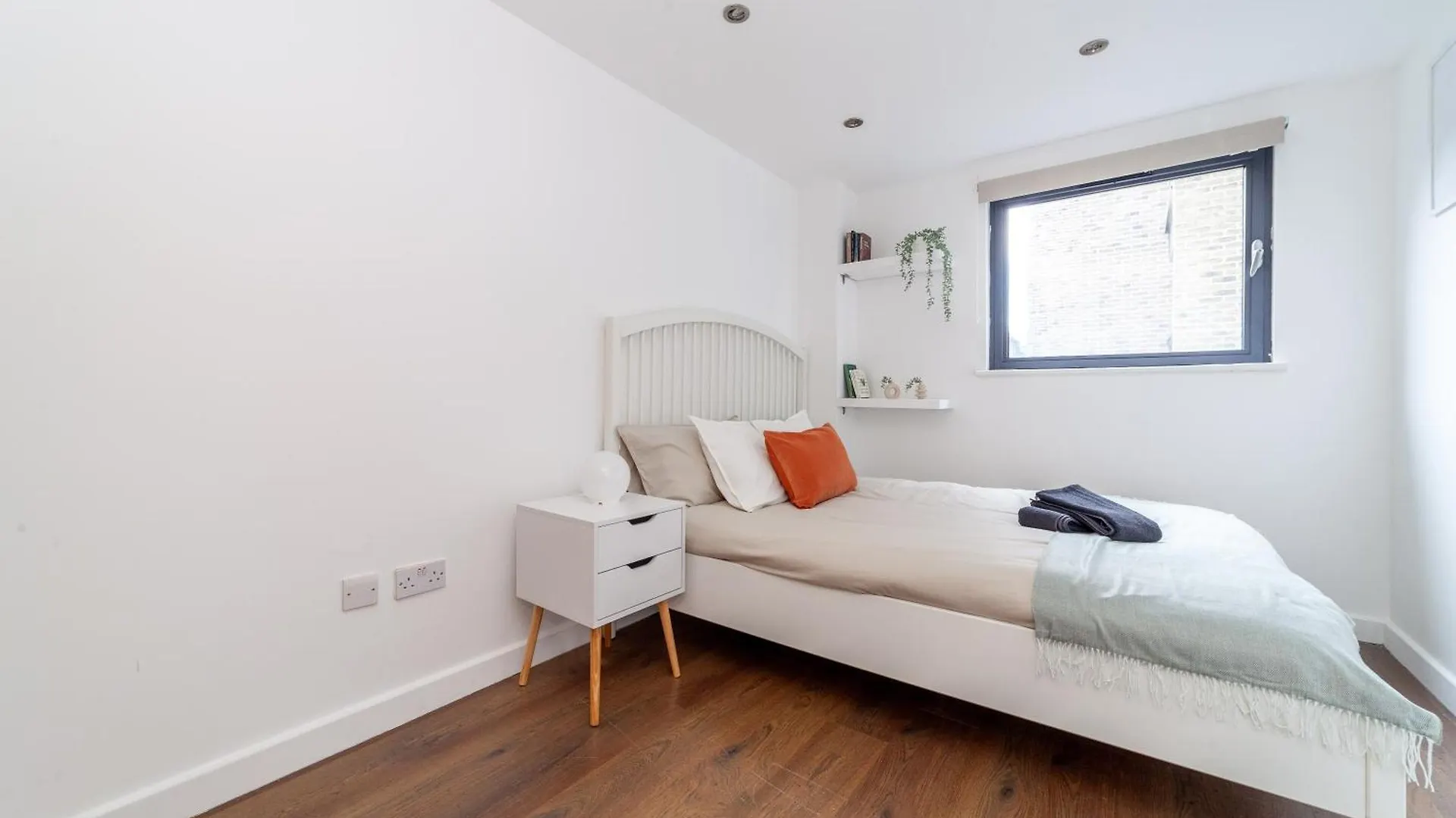 Modern 3 Bed & 3 Bathrooms Flat, Hackney Downs London Apartment