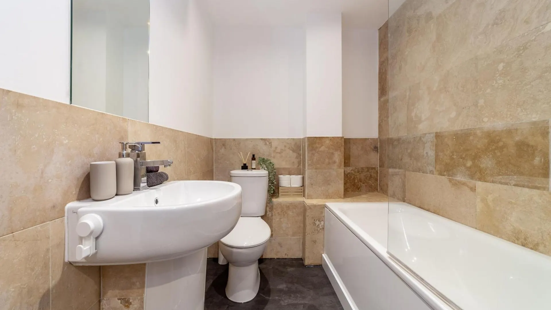 Modern 3 Bed & 3 Bathrooms Flat, Hackney Downs London United Kingdom