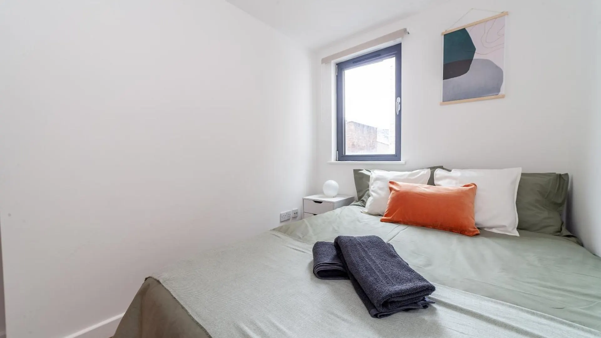 Modern 3 Bed & 3 Bathrooms Flat, Hackney Downs London Apartment