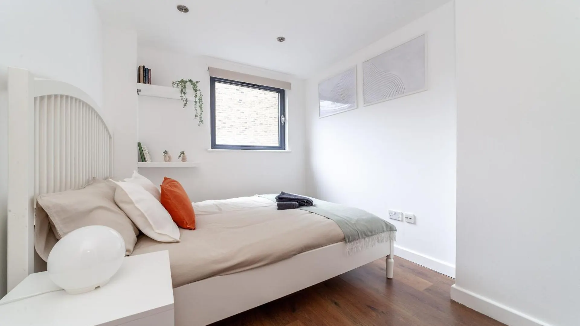 Modern 3 Bed & 3 Bathrooms Flat, Hackney Downs London Apartment