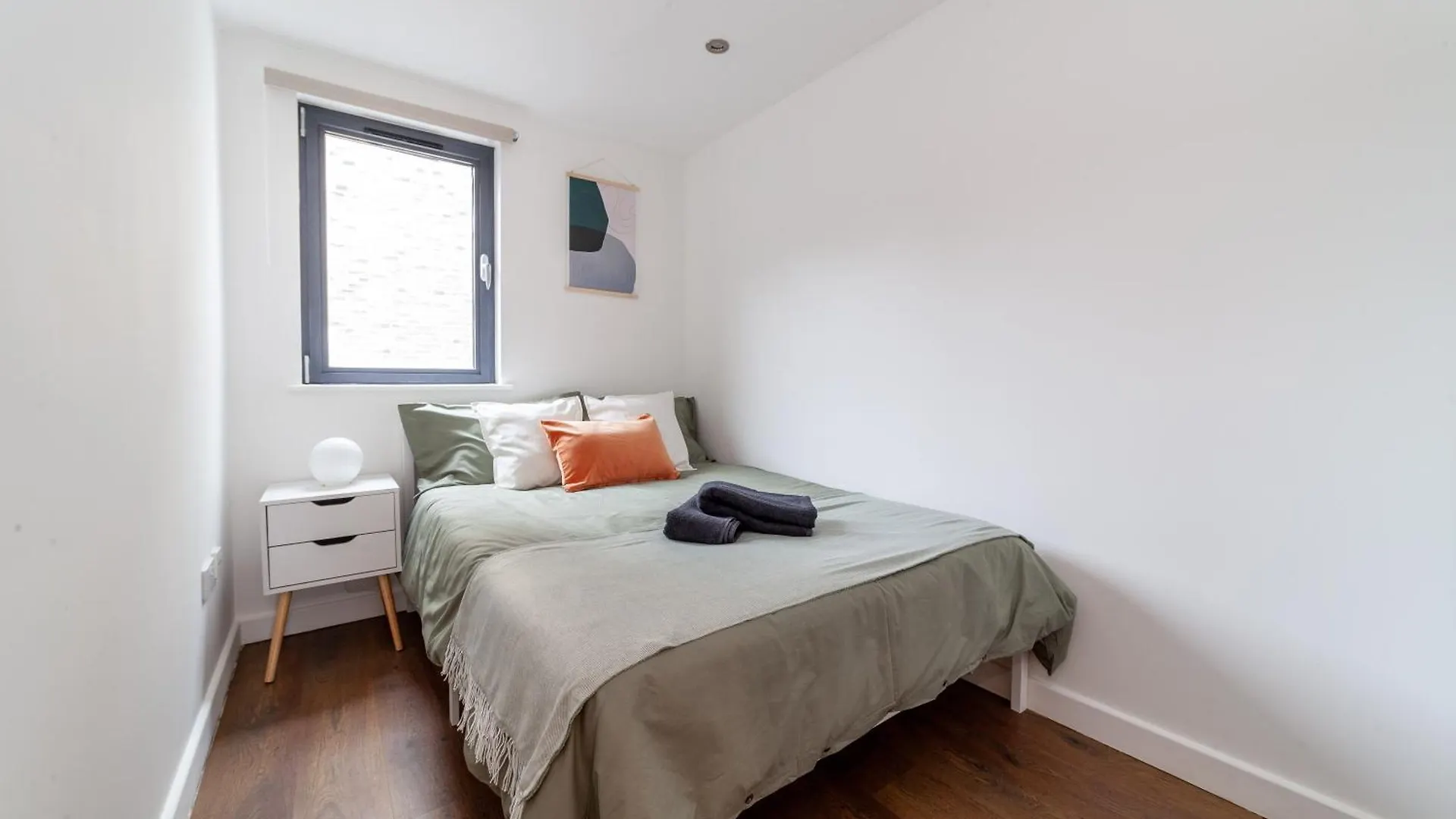 Modern 3 Bed & 3 Bathrooms Flat, Hackney Downs London 0*,