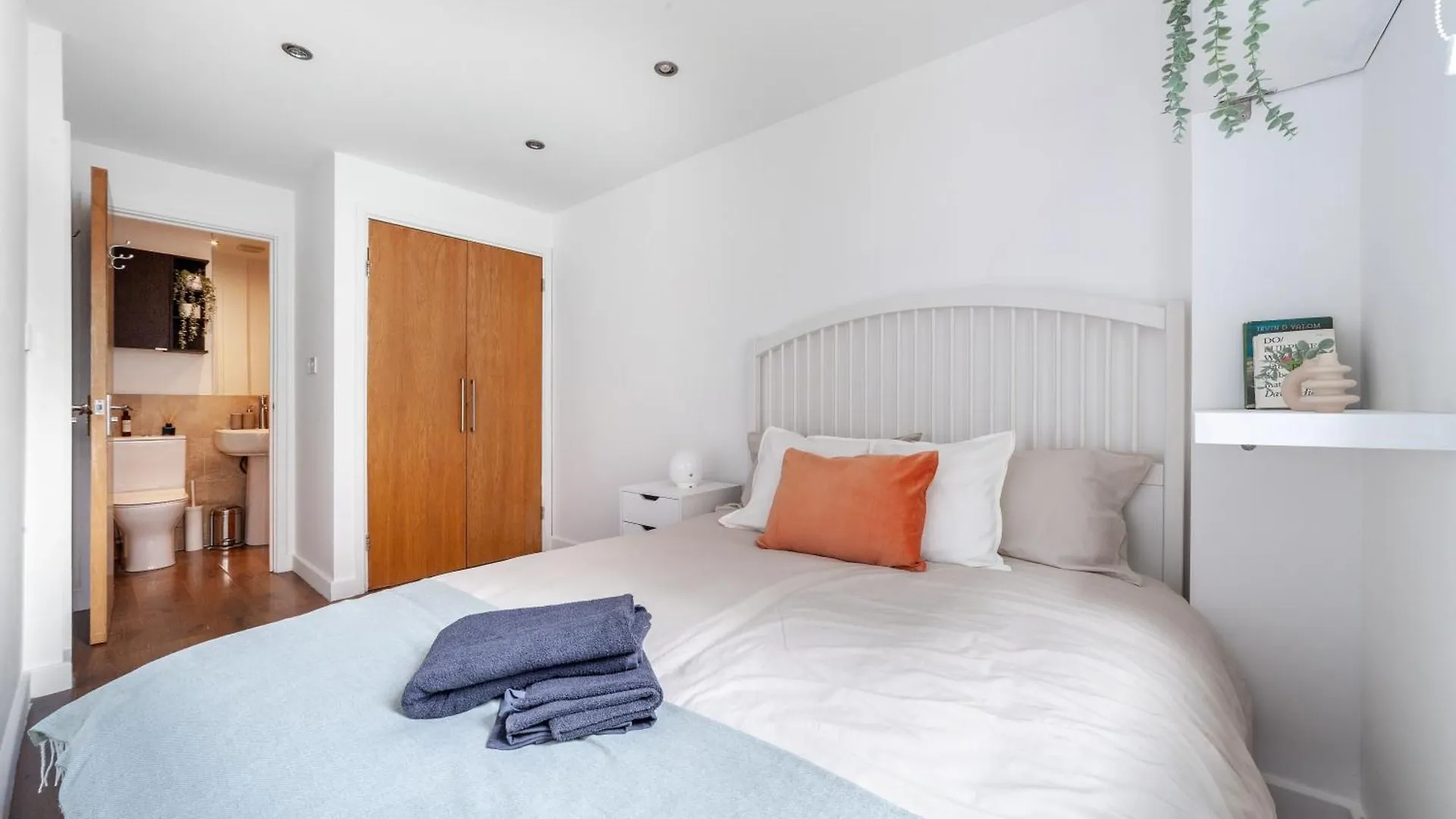 Modern 3 Bed & 3 Bathrooms Flat, Hackney Downs London 0*,  United Kingdom