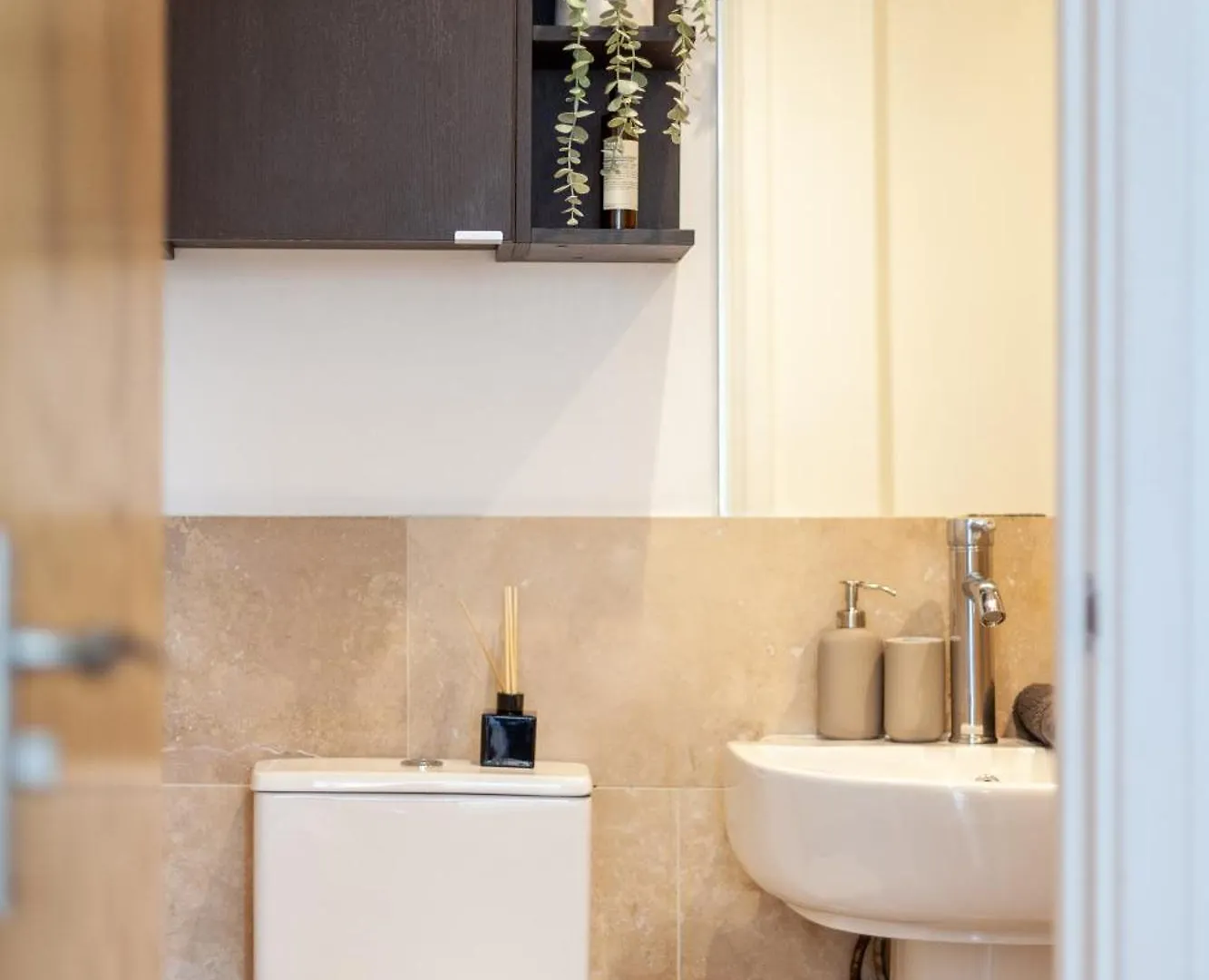Modern 3 Bed & 3 Bathrooms Flat, Hackney Downs London Apartment